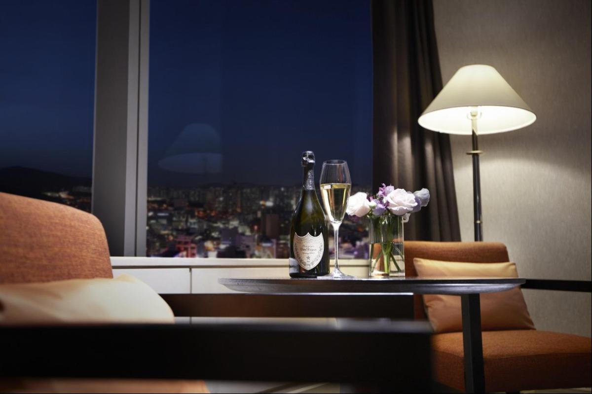 Haeundae Grand Hotel ปูซาน ภายนอก รูปภาพ A suite at the Mandarin Oriental, Seoul
