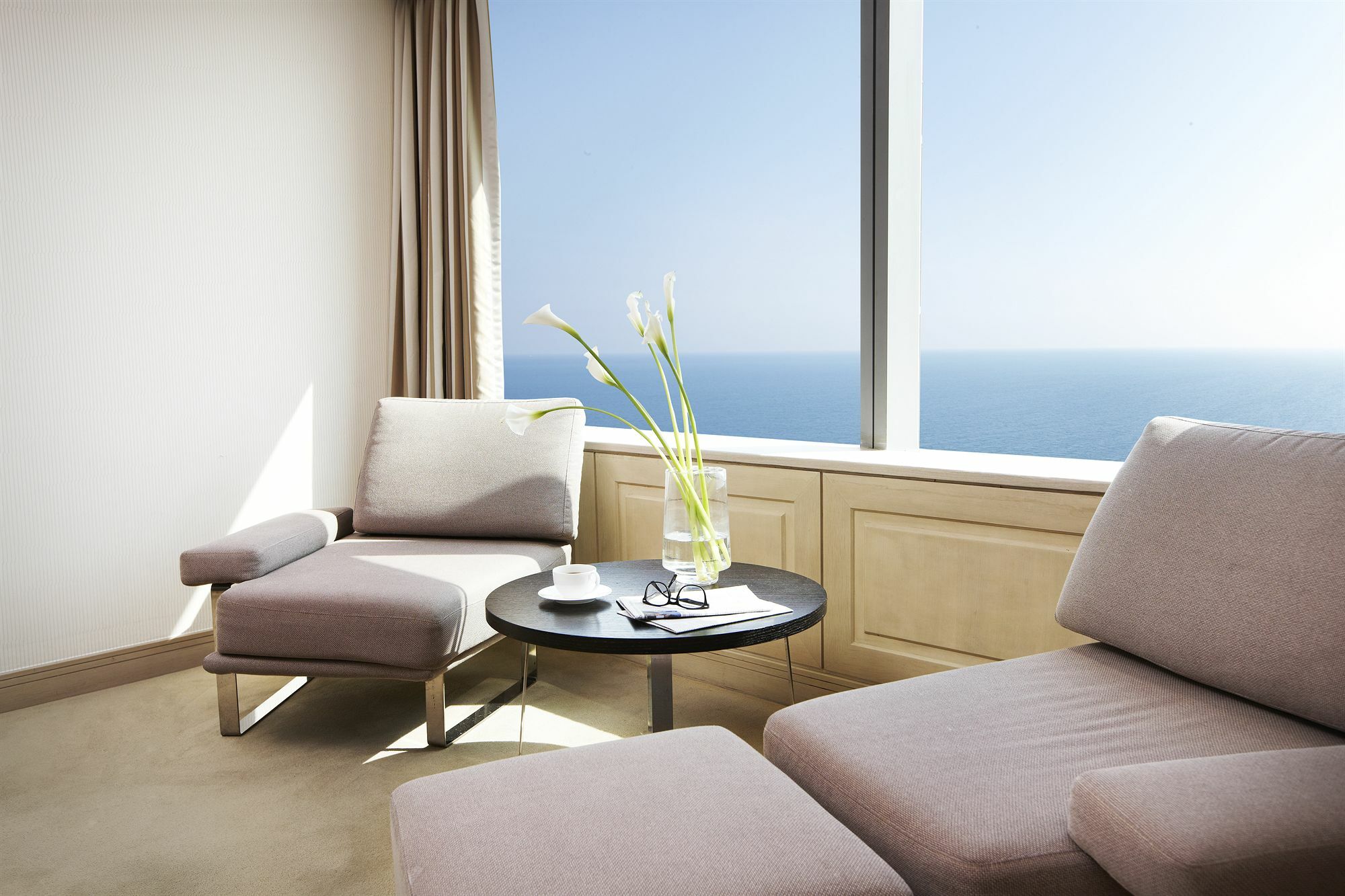 Haeundae Grand Hotel ปูซาน ภายนอก รูปภาพ A room at the hotel