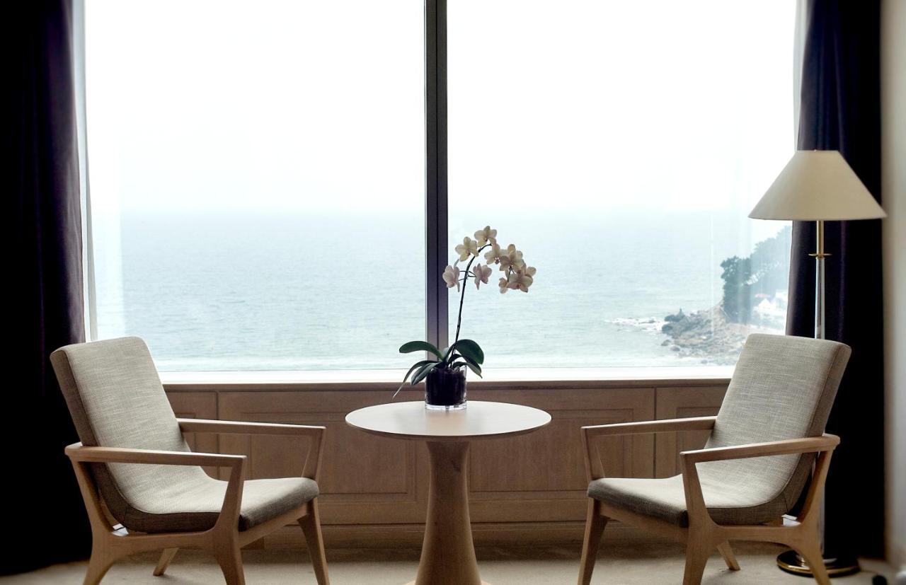 Haeundae Grand Hotel ปูซาน ภายนอก รูปภาพ The view from the living room of a suite at The Concourse