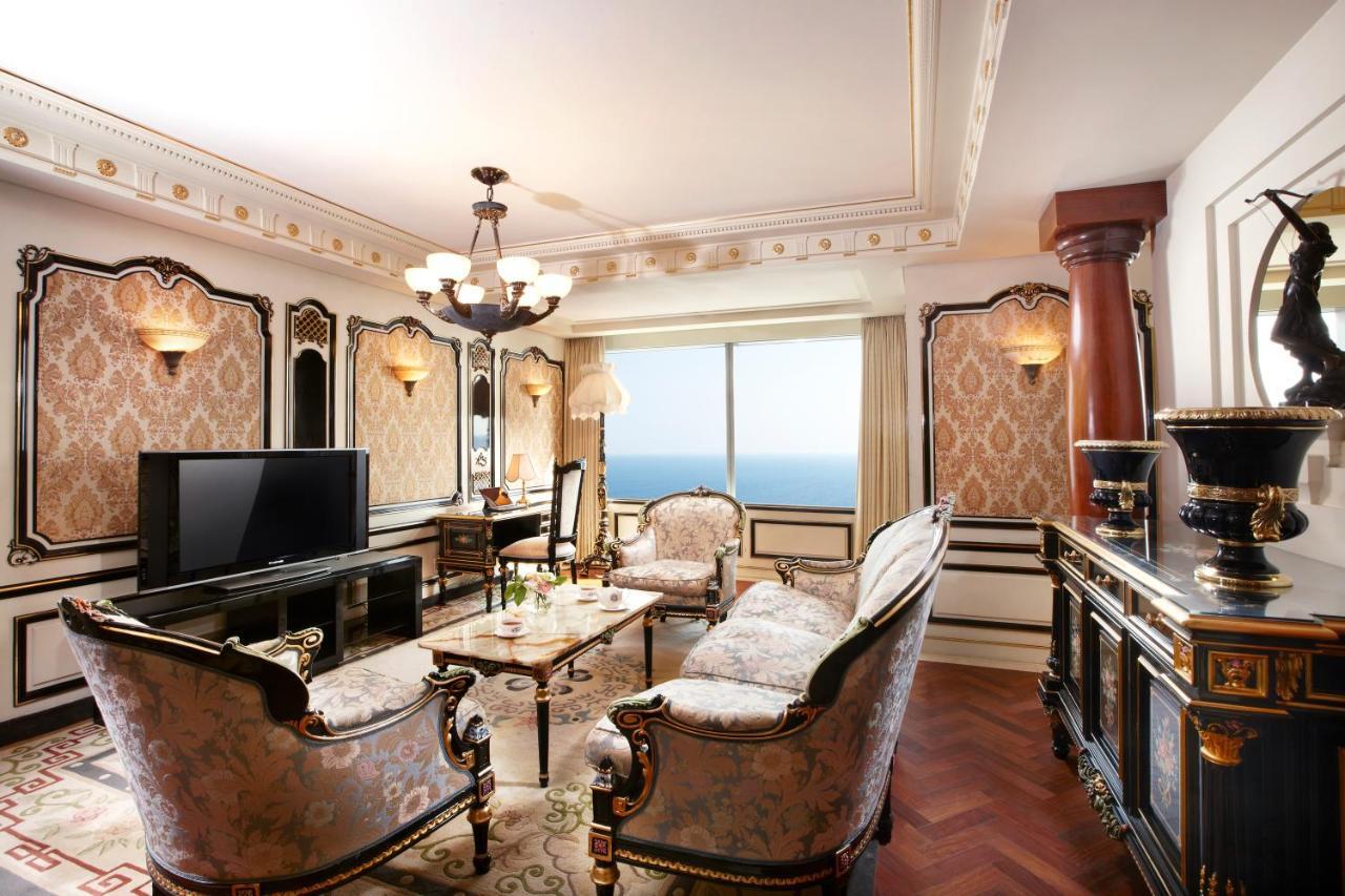 Haeundae Grand Hotel ปูซาน ภายนอก รูปภาพ A living room in a suite at the hotel