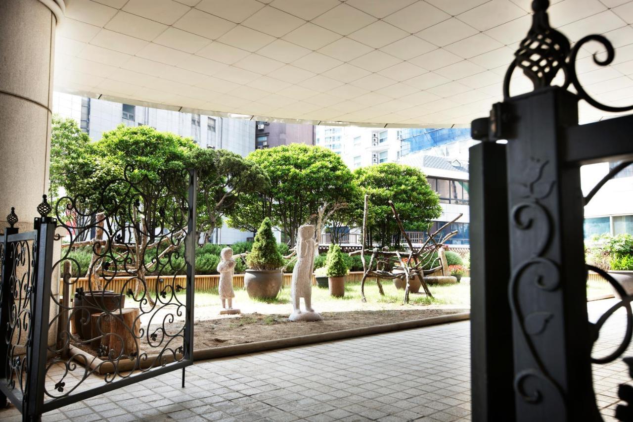 Haeundae Grand Hotel ปูซาน ภายนอก รูปภาพ The entrance of the garden